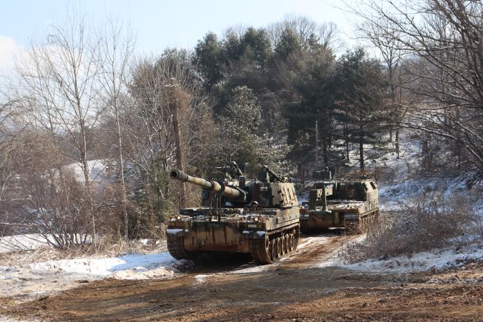 육군7포병여단 K9A1 자주포와 K10 탄약운반장갑차가 혹한기 전술훈련 중 기동하고 있다. 부대 제공