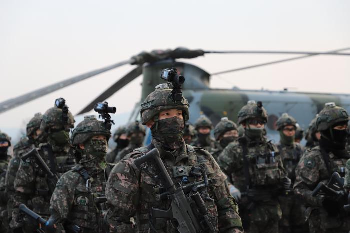 육군2신속대응사단 용호여단 장병들이 일몰 시간 야간 공중강습을 위해 헬기 탑승을 준비하고 있다. 사진 제공=김소희 상사