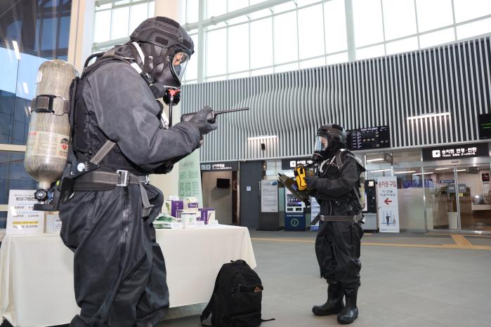 육군36보병사단 CRST 대원들이 화생방 물질을 탐지하고 있다. 부대 제공