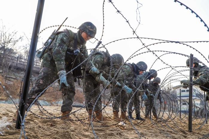 5일 육군51보병사단 진격대대 장병들이 MCSOF 훈련의 하나로 해안가 주변에 윤형 철조망을 설치하고 있다. 부대 제공