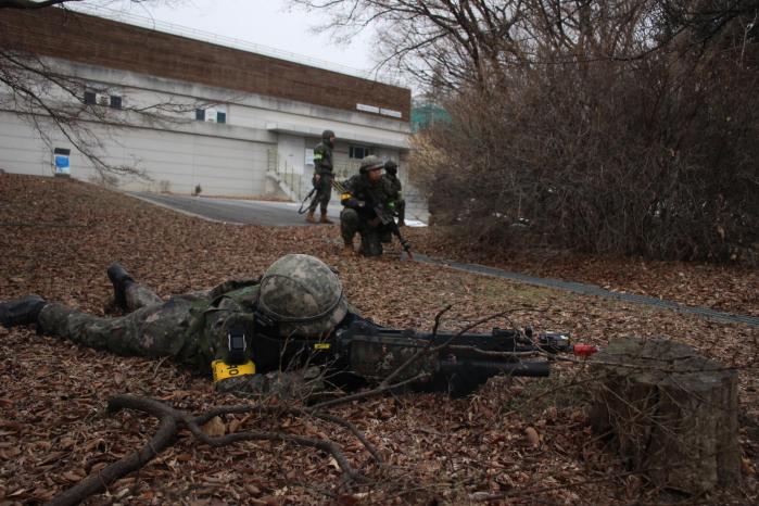 마일즈 장비를 착용한 육군56보병사단 비룡여단 장병들이 국가중요시설 방호 훈련 중 대항군과 교전하고 있다. 부대 제공