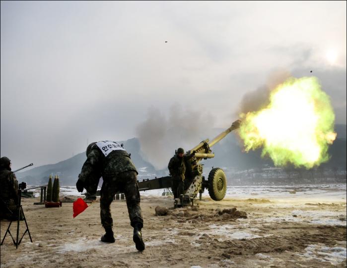 육군75보병사단 철마포병여단 장병들이 견인포 포탄 실사격 훈련을 하고 있다. 부대 제공