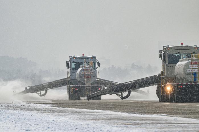 공군11전투비행단 공병대대가 지난 2일 활주로 제설작업을 하고 있다. 사진 제공=정수진 하사