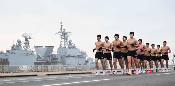 해군2함대 심해잠수사들이 평택 군항 일대에서 혹한기 내한훈련 중 전투 뜀걸음을 하고 있다. 사진 제공=이해환 상사