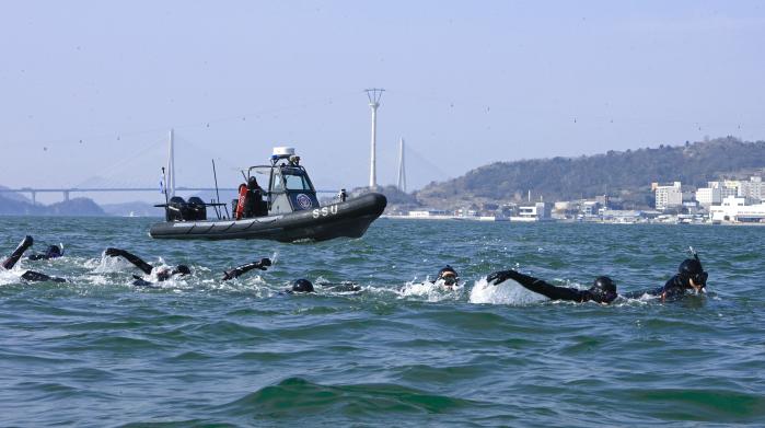 해군3함대 심해잠수사들이 5일 부대 인근 해상에서 진행된 내한훈련에서 핀마스크 수영을 하고 있다. 사진 제공=장효실 상사