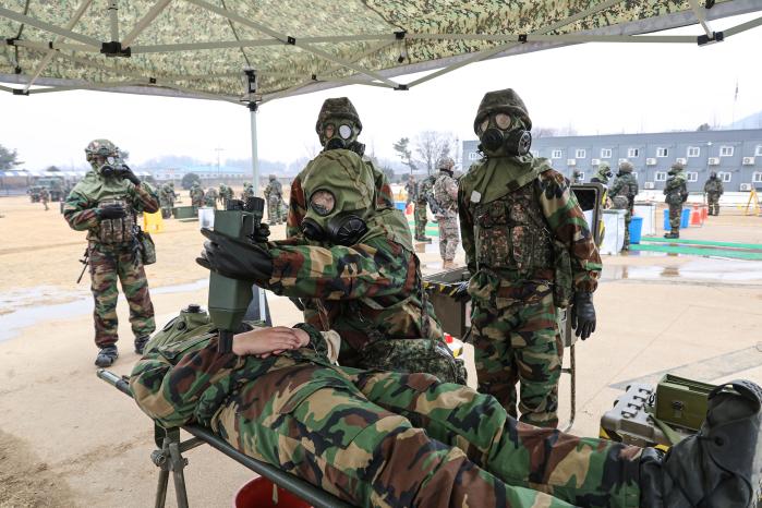 대량 사상자 관리훈련에 참가한 육군37보병사단 장병들이 화생방 오염 검사를 진행하고 있다. 부대 제공