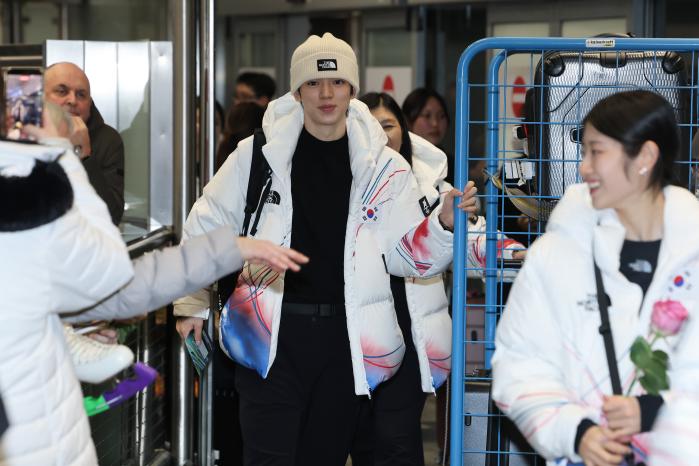 피겨스케이팅 차준환이 4일(현지시간) 이탈리아 밀라노 말펜사 국제공항을 통해 입국하고 있다. 연합뉴스