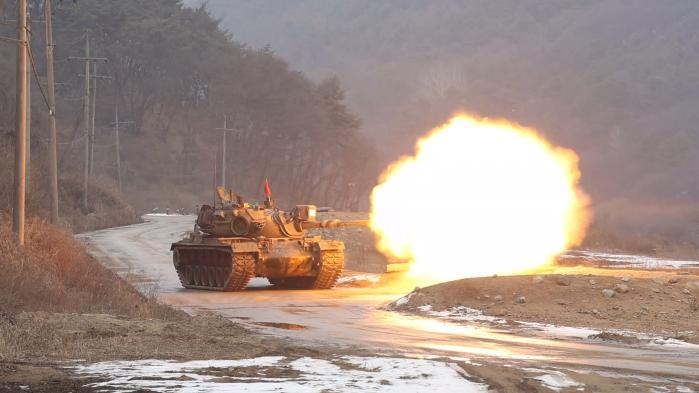 5일 강원 철원군 지포리 훈련장에서 육군66보병사단 전차대대 M48A5K 전차가 포탄을 발사하고 있다. 사진 제공=이채현 군무주무관