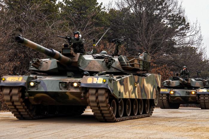 해병대2사단 전차대대 중대급 전술훈련에서 집결지 전환 상황이 부여된 K1E1 전차가 기동하고 있다. 부대 제공