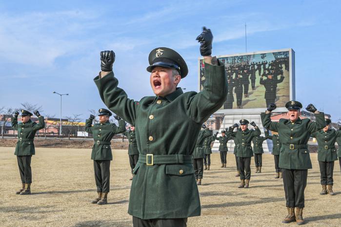 5일 해병대 신병 1325기 장병들이 교육훈련단 행사연병장에서 열린 수료식에서 해병자격 선포에 따라 전방을 향해 힘찬 함성을 지르고 있다. 부대 제공
