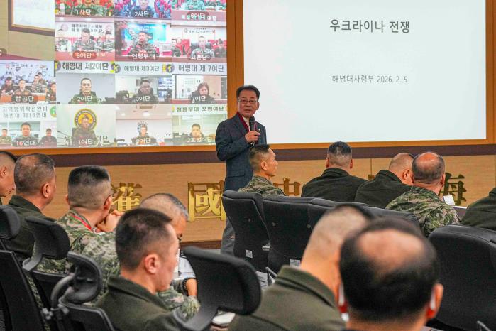 5일 통일교육원 조한범 박사가 해병대사령부에서 안보 초빙강연을 하고 있다. 해병대 제공