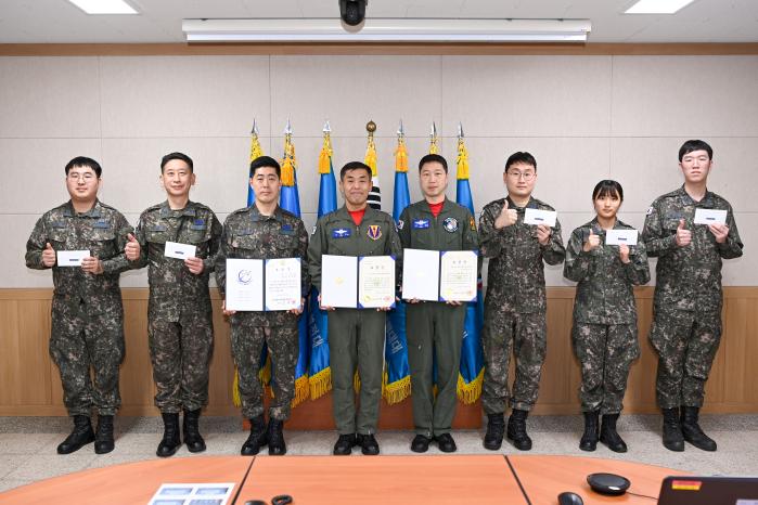 5일 공군29전술개발훈련비행전대가 개최한 군 기강 확립 우수부대 유공자 시상식에서 주요 유공자들이 기념촬영을 하고 있다. 사진 제공=김재겸 상사