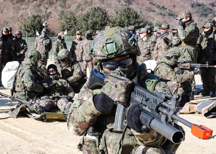 육군15보병사단 장병들이 혹한기 훈련을 앞두고 동계 전투부상자처치 시범식 교육에 참여하고 있다. 부대 제공