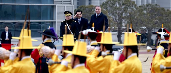 안규백(가운데) 국방부 장관이 5일 서울 용산구 국방부에서 스티븐 퓨어(오른쪽) 캐나다 국방조달 특임장관과 접견에 앞서 의장행사를 하고 있다. 조종원 기자