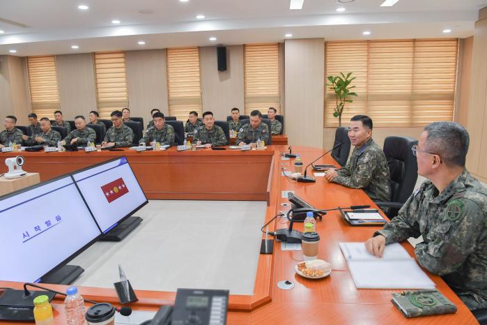 진영승(오른쪽 둘째) 합참의장이 5일 육군지상작전사령부를 찾아 전술토의를 주관하고 있다. 합참 제공