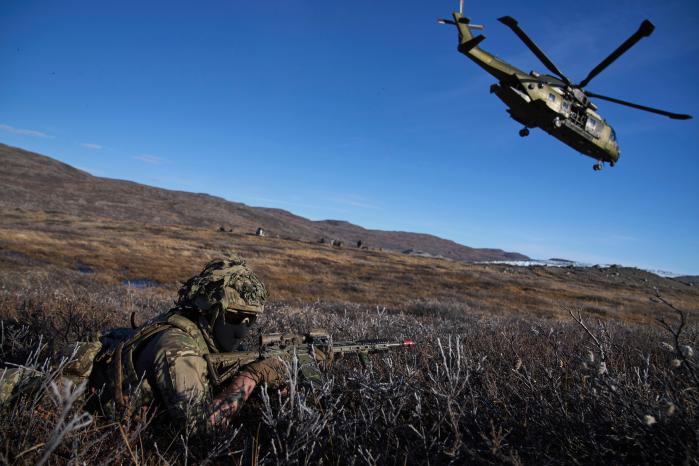 덴마크군 장병들이 지난해 9월 그린란드 캉겔루수아크에서 나토 회원국 군과 연합훈련을 하고 있다. AP·연합뉴스
