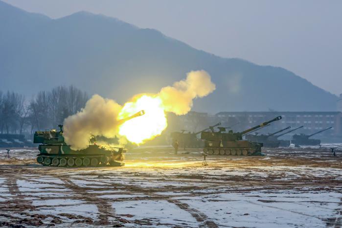 육군3보병사단 백골포병여단 K55A1 자주포가 지난 5일 강원 철원군 문혜리 포병사격장에서 열린 사격훈련 중 표적을 향해 일제히 포탄을 쏘아올리고 있다. 사진 제공=이휘소 중위(진)