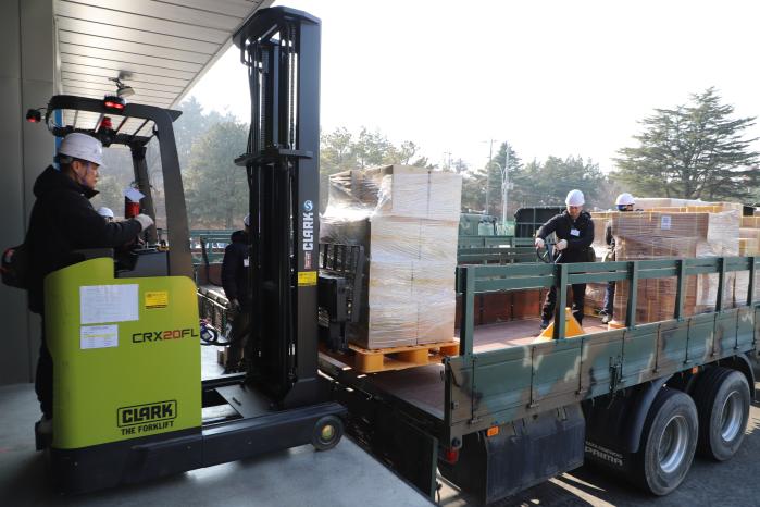 육군5군수지원사령부 장병들이 지난 6일까지 실시한 혹한기 훈련에서 시설 재배치를 위해 전시 기본품목을 11.5톤 차량에 적재하고 있다. 부대 제공