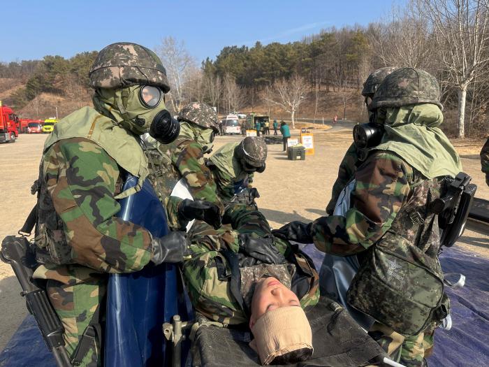 육군50보병사단 팔공산여단 장병들이 지난 5일 대량사상자 관리 훈련에서 환자를 후송하고 있다. 부대 제공