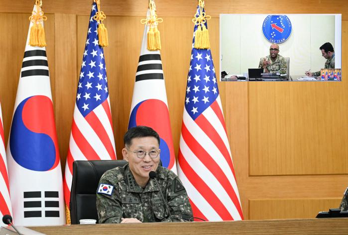 김규하 육군참모총장이 로널드 P. 클라크(대장) 미 태평양육군사령관과 화상회의를 하고 있다. 육군 제공