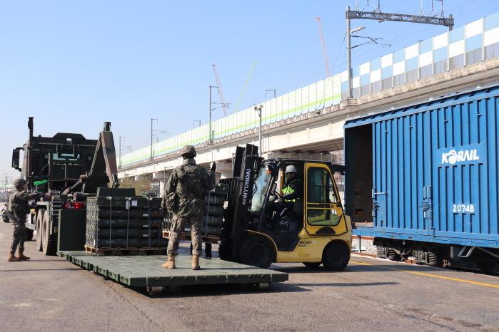 육군7군수지원단 장병들이 탄약 재보급 훈련 중 화물열차에서 하역한 탄약을 PLS 차량에 적재하고 있다. 부대 제공