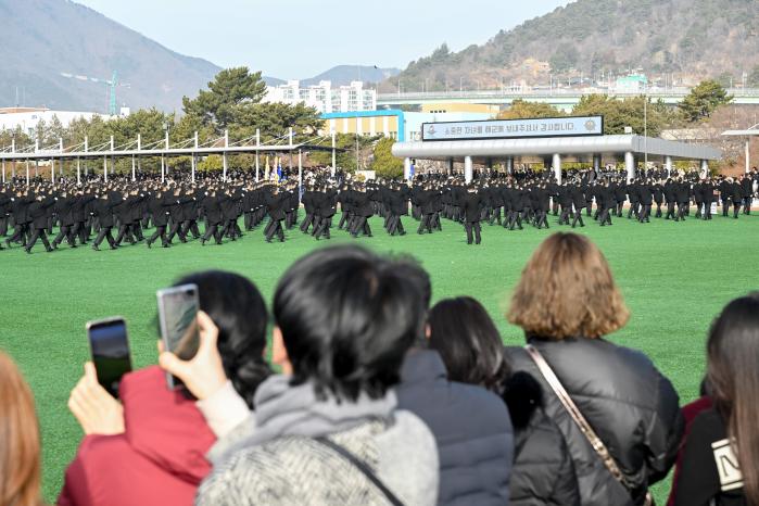 해군병 721기 721명의 병사들이 수료식을 위해 5주 동안 생활한 생활관을 떠나 행사장으로 입장하고 있다. 부대 제공