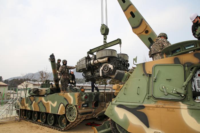 육군2군수지원여단 궤도차량정비중대 장병들이 혹한기 훈련 중 크레인을 이용해 K1E1 전차 파워팩을 교체하고 있다. 사진 제공=이귀석 상사