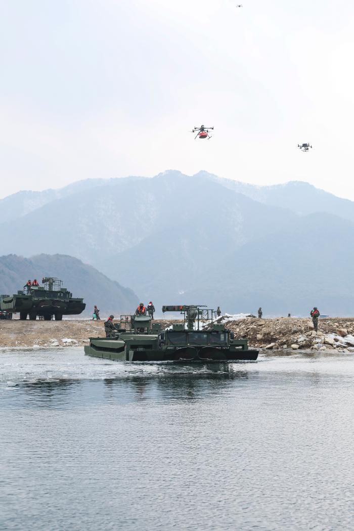 육군3공병여단이 지난 5일 강원 인제군 소양호에서 개최한 파빙도하 훈련 중 한국형 자주도하장비 KM3 수룡이 진수하고 있다.