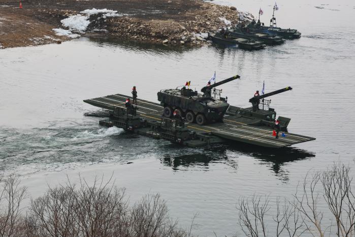 완성된 KM3 문교를 이용해 장갑차를 도하시키는 모습.