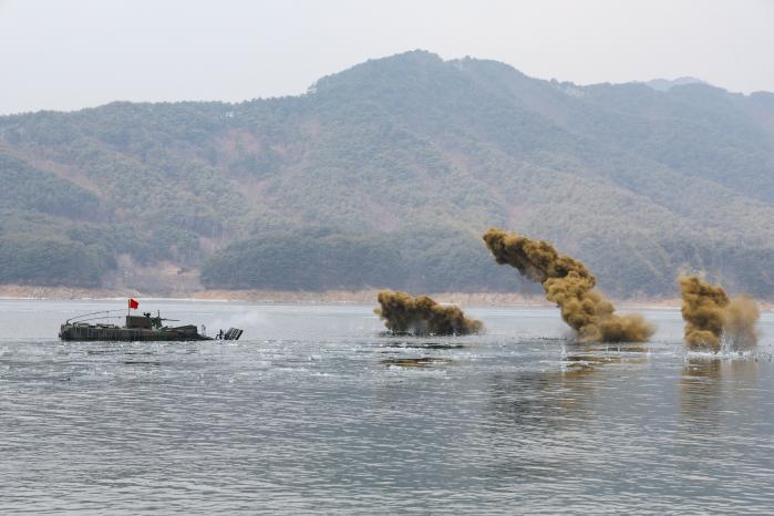 K808 차륜형 장갑차가 강습도하 중 연막차장을 하고 있다.
