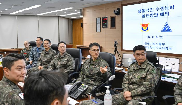 황호(뒷줄 오른쪽 셋째) 해군진해기지사령관과 오세웅(뒷줄 오른쪽 둘째) 육군53보병사단장이 지난 6일 열린 합동작전 수행능력 발전토의에서 부대 주요 직위자를 소개하고 있다. 부대 제공
