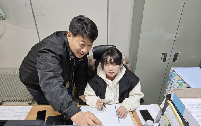 사무소 직원과 업무 이야기를 하고 있는 최 소장.