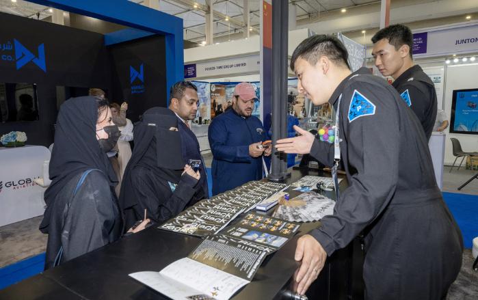 8일(현지시간) 사우디아라비아 세계방위산업전시회 2026이 열리고 있는 리야드 컨벤션센터 내 공군특수비행팀 블랙이글스 홍보 부스에서 장병들이 세계 각국의 방산기업 관계자들에게 대한민국 공군을 알리고 있다.