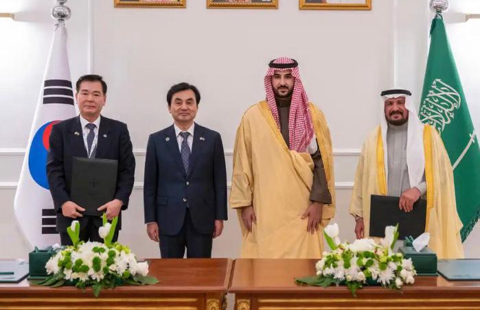 안규백(왼쪽 둘째) 국방부 장관과 칼리드 빈 살만 알 사우드(오른쪽 둘째) 사우디아라비아 국방장관이 8일(현지시간) 국방장관회담을 한 뒤 '국방 연구개발 협력 업무협약' 체결식에 임석해 기념사진을 찍고 있다.