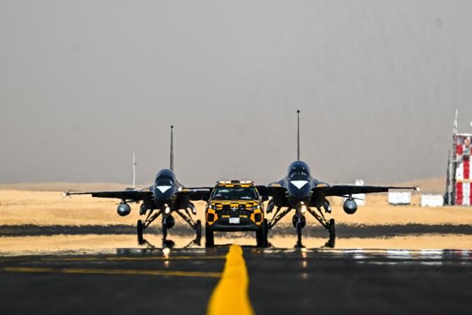 8일 개막한 &lsquo;사우디아라비아 세계방위산업전시회(WDS) 2026&rsquo;에 참가 중인 공군 특수비행팀 블랙이글스의 T-50B 항공기가 사우디 리야드 말함공항 활주로를 이동하고 있다. 공군 제공