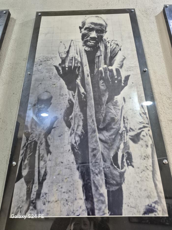 적색테러박물관에 전시된 구걸하는 농민 사진.