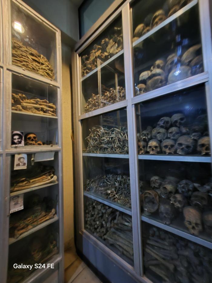 적색테러박물관에 모셔진 학살된 양민들의 유골.