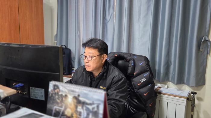 최충식 광인산업 06BTL 관리사무소장이 업무에 열중하고 있다.