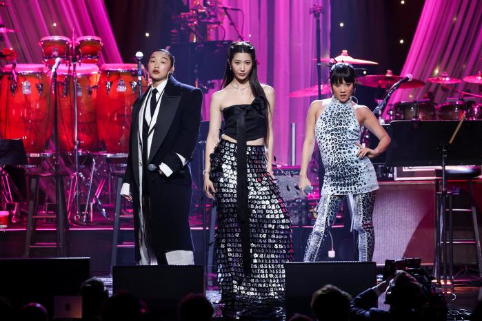 넷플릭스 애니메이션 ‘케이팝 데몬 헌터스’ OST ‘골든’을 부른 오드리 누나, 이재, 레이 아미(왼쪽부터)가 그래미 무대에서 공연하고 있다. 로이터·연합뉴스