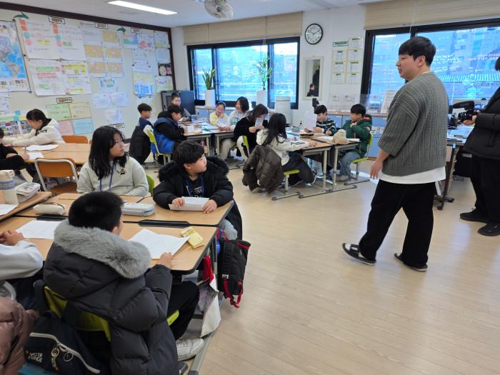 대구시교육청이 학령인구 감소에 대응하기 위해 거점학교 육성 정책에 따라 거점초등학교로 지정한 군위초등학교에서 지난달 14일 겨울방학 캠프가 열리고 있다. 연합뉴스