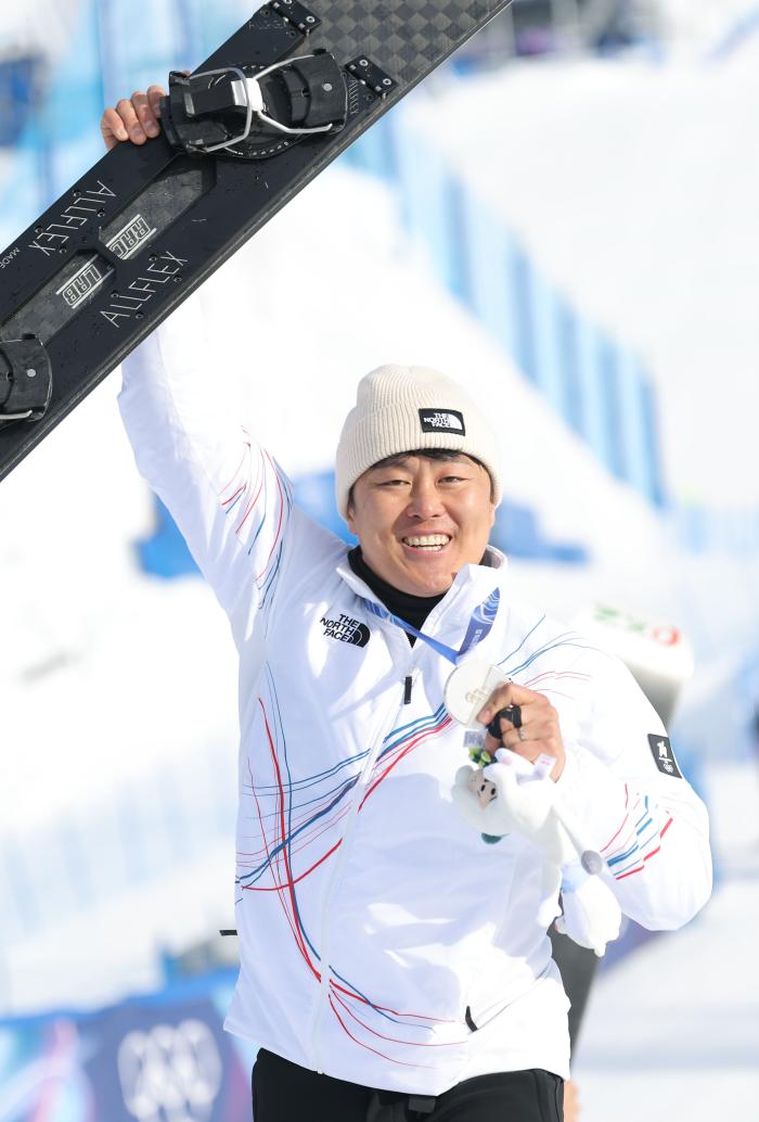 김상겸이 8일(현지시간) 이탈리아 리비뇨 스노파크에서 열린 스노보드 남자 평행대회전 시상식에서 은메달을 들어보이고 있다. 연합뉴스
