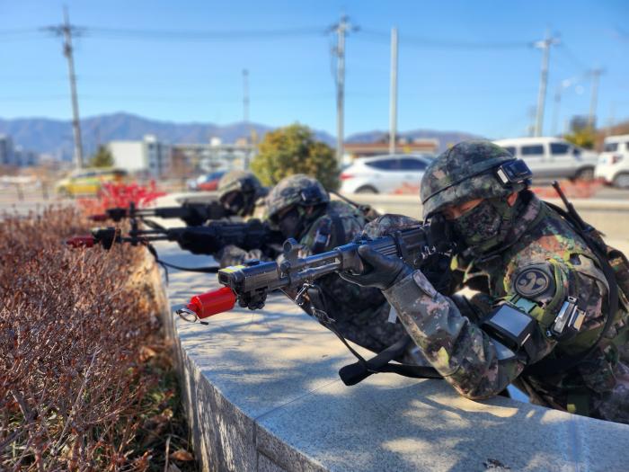 육군39보병사단 밀양·창녕대대 장병들이 9일 경남 밀양시 밀양아리랑아트센터에서 열린 통합 대테러 훈련 중 대항군과 교전하고 있다. 부대 제공