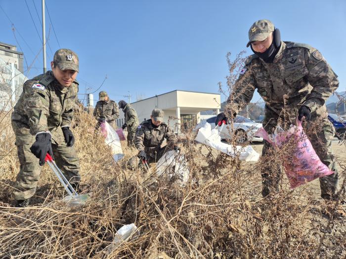 8일 육군수도기계화보병사단 기갑수색대대 장병들이 경기 가평군 조종면 일대에서 환경 정화 활동을 하고 있다. 사진 제공=이정민 대위