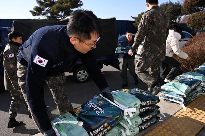 공군17전투비행단이 9일 설을 앞두고 진행한 ‘부대 인근 설맞이 위문행사’에서 장병들이 위문품을 전달하고 있다. 사진 제공=전용태 원사