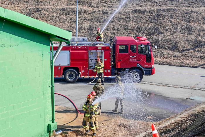 공군20전투비행단 소방중대 장병들이 9일 영내 탄약고에서 실시된 폭발물 저장지역 소방훈련에서 소방장비를 동원해 화재진압을 하고 있다. 사진 제공=최지석 하사