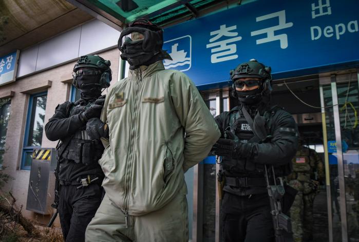 해군 인천해역방어사령부 군사경찰대 장병들이 ‘2026년 테러대응 대비 한미 연합 대테러 전술훈련’에서 테러범을 제압, 이송하고 있다. 사진 제공=윤승호 중사