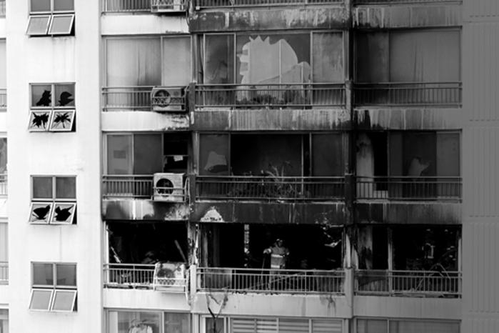 지난해 서울 마포구 창전동 한 아파트에서 화재가 발생, 소방대원들이 잔불을 정리하고 있다. 연합뉴스