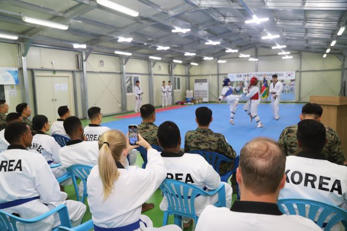 한빛부대 20진 태권도 교실 수료식에서 다국적군 장병들이 겨루기 시범을 보이고 있다. 사진 제공=김도형 육군소령