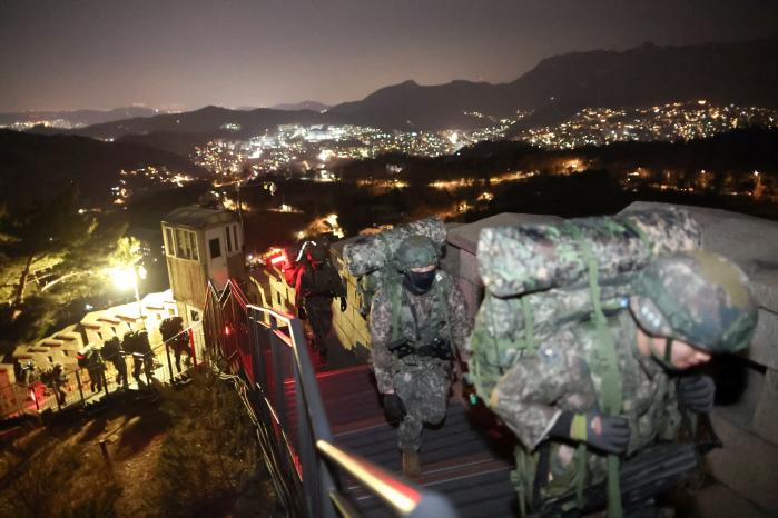 지난 5일 서울 종로구 북악산에서 수도방위사령부 2특임대대 장병들이 동계 전술행군을 하고 있다.