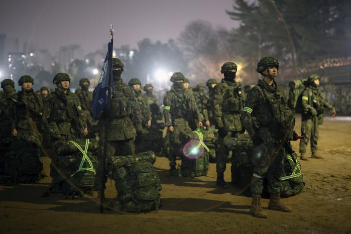 장병들이 행군 준비를 마치고 연병장에 도열해 있다.